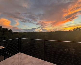 Garbo's Goodnight, a luxurious experience combined with the cozy comfort of home - Bastrop - Balkón