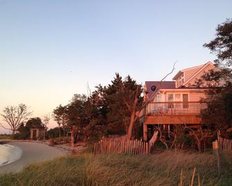 Serene Bayfront Cottage on Private Beach - Waterfront Beach House - Onancock - Edificio