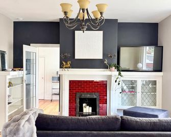 Spacious Classic 2br - Kits Beach Sunsets & Seawall - Vancouver - Living room