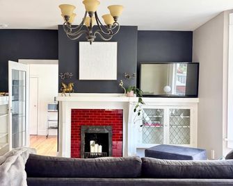 Spacious Kitsilano 2BR - Walk to Beach + Trendy Shops + Heritage Infused - Vancouver - Sala de estar