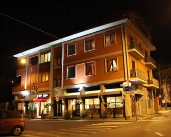 Hotel & Apartments Rinaldo - Borgomanero - Gebouw