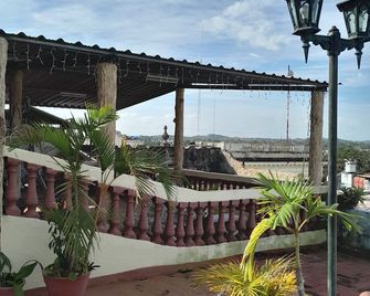 Adrianos Hostal - Santa Clara - Balcón