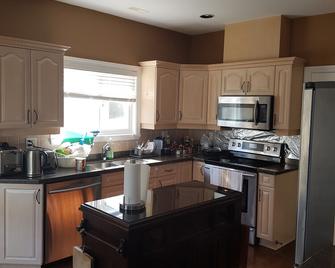 Berkshire Homestay - Coquitlam - Kitchen