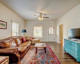Historic Sheridan Heritage Retreat - 2br, Cozy - Sheridan - Living room