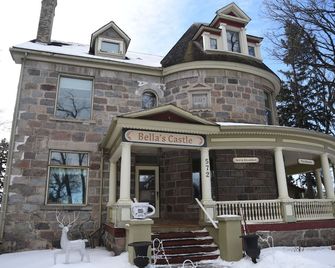 Bellas Castle - Morden - Building