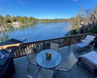Cozy Lakeside Cottage 1.5 hours from Seattle - Shelton - Balcony
