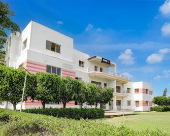 OYO Flagship Vrindavan garden guest house and hotel - Kanpur - Building