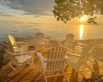 The Finch Beach Resort - North Bay - Patio