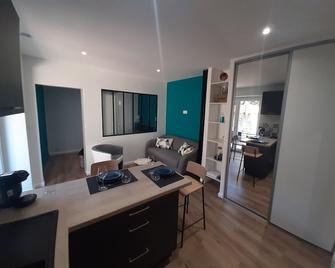 Inviting 1-Bed Apartment in Grezieu-la-Varenne - Grézieu-la-Varenne - Salle à manger