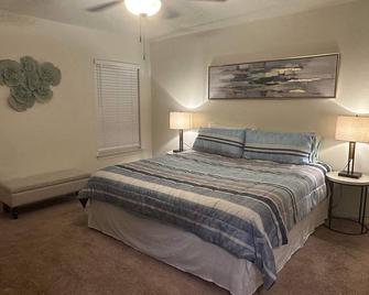 A modern-family home, just 10 minutes from downtown & 12 minutes from Lackland. - וון אורמי - חדר שינה