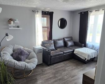 Heart of Town Near Falls - Grand-Sault - Salon