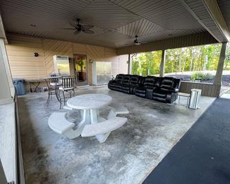 Charming 4-bedroom Chalet with WiFi and Welcoming View of Pilot Mountain - Pilot Mountain - Patio