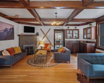 North House - Rocky Mountain Retreat- Enormous House Sleeps 23 - Banff