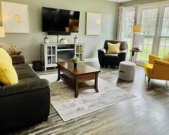 Mileva Retreats - Picton - Living room