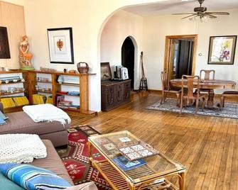 Beautiful Century old Apartments-Apt B - Algoma - Huiskamer