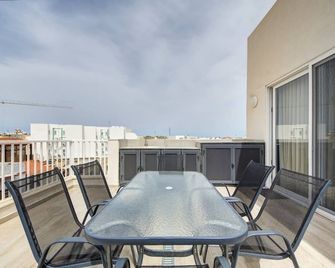 Beautiful 2 BDR Penthouse near Valletta sleeps 6 - Ħamrun - Balkon