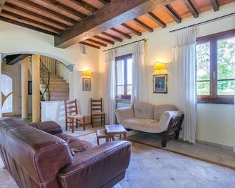 Cosy apartment in villa for 15 people with WIFI, hot tub, private pool, A/C, TV and pets allowed - Fucecchio - Sala de estar