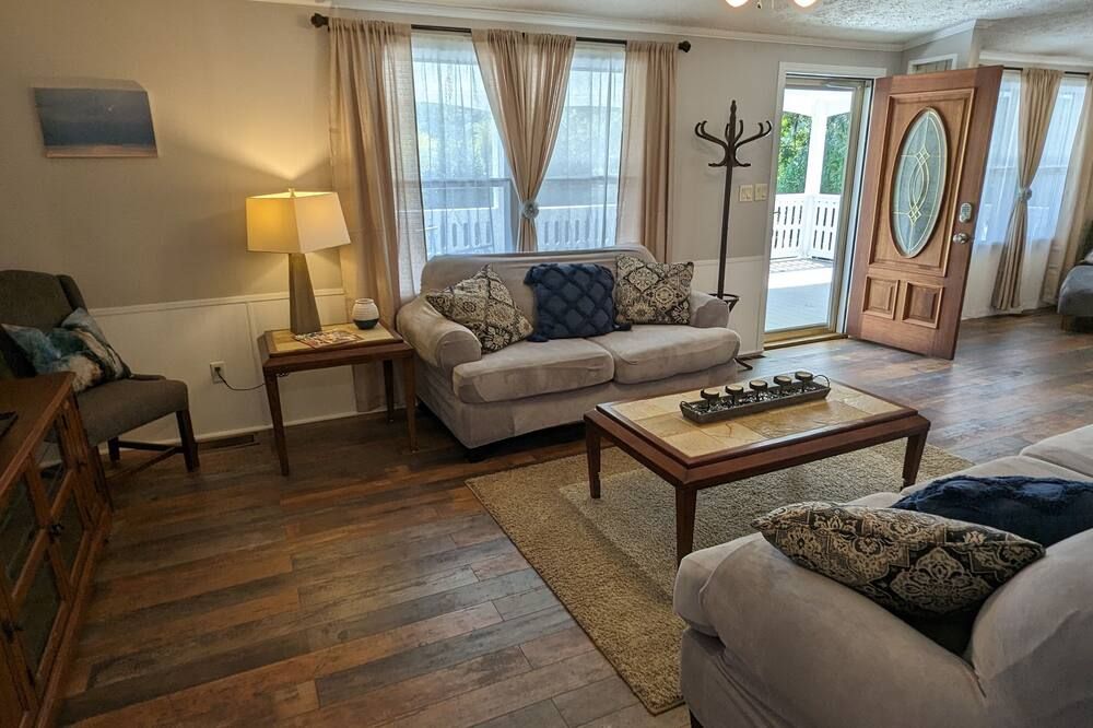 Osprey Bluff, Conveniently located with exceptional sunrises and lake views. - Clinton - Sala de estar