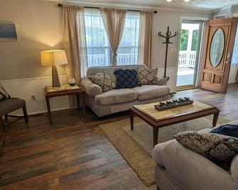 Osprey Bluff, Conveniently located with exceptional sunrises and lake views. - Clinton - Sala de estar