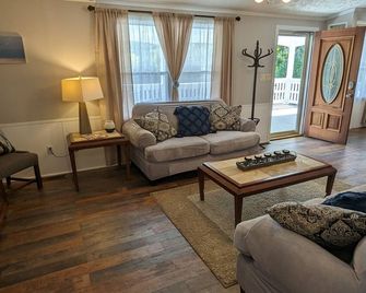 Osprey Bluff, Conveniently located with exceptional sunrises and lake views. - Clinton - Sala de estar