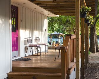 Cypress Creek Cottages - Wimberley - Патіо