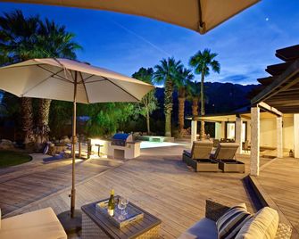 Private Luxury Estate in Little Tuscany - walking distance to Palm Canyon - Palm Springs - Restaurant