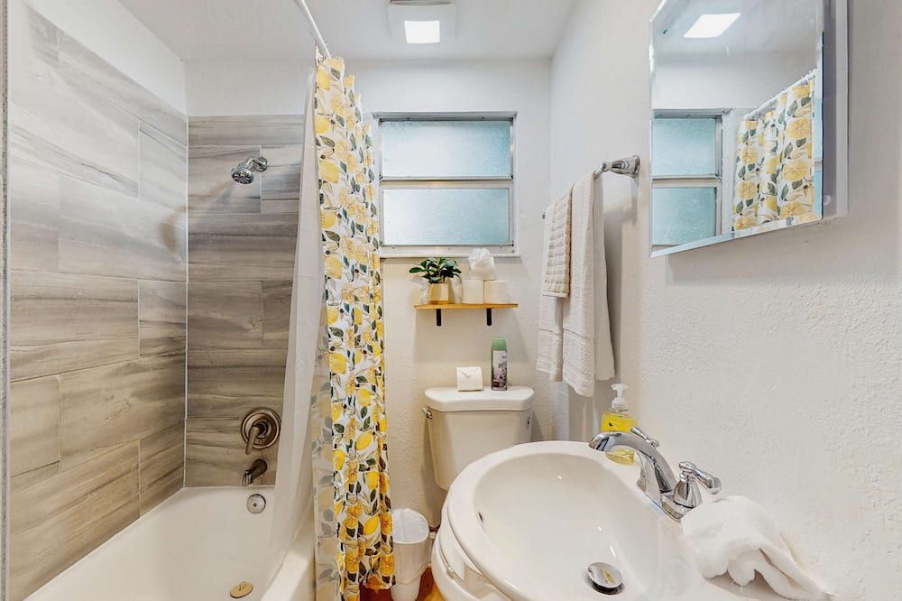 Charming and cozy duplex retreat close to downtown Tampa stadiums and Bay WIFI - טמפה