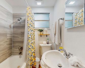 Charming and cozy duplex retreat close to downtown Tampa stadiums and Bay WIFI - Tampa