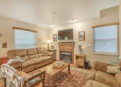 Elk Crossing Cozy Cabin At Crystal Mountain 3 Bedroom Home by RedAwning - Greenwater - Living room