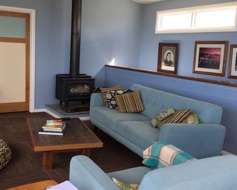 Watch the Rolling Swells @ Peterborough - Peterborough - Sala de estar