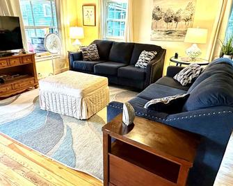 Lake Demmon Lodge-Beach,boats,fishing,fun! - Bath - Living room