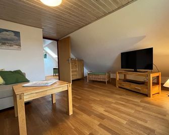 Peace and charm - Stylishly renovated country house with large garden and sauna - 우타르프 - 거실