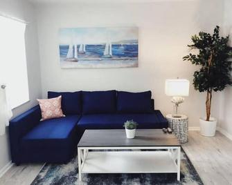 Beachside Gardens Apartments By Lowkl - Deerfield Beach - Living room