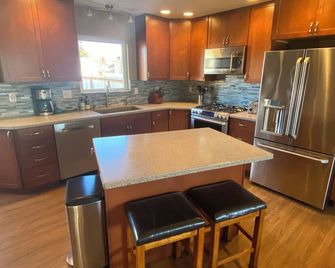 Rustic retreat with modern conveniences and great view - Anchorage - Cocina