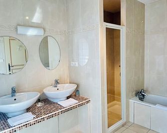 Hôtel Losset - Flagey-Echézeaux - Bathroom
