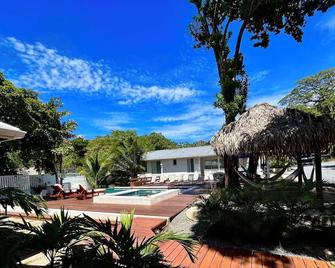 #S4-West Bay 1 Bed Apt - 2 min walk to the beach! - West Bay - Pool