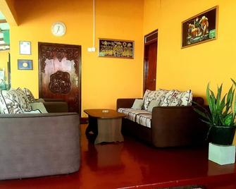 Palitha Home Stay - Sigiriya - Living room