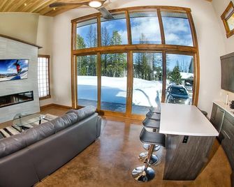New home, 100m from lift. Relax and enjoy this 4bdm Mountain Modern House. - Kimberley - Sala de estar