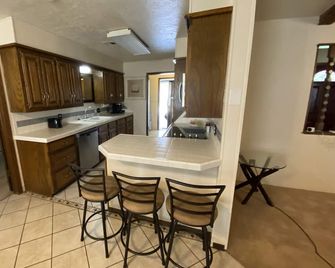 Dottie And Joe's Gorgeous Family Friendly Home - Duncan - Kitchen