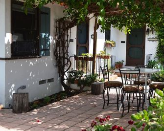 Wow! Just A Few Minutes to Walk to Restaurants, Parks, Trails &train Station! - San Diego - Patio