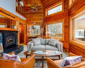 Queens Birch Lodge - Eagle River - Salon