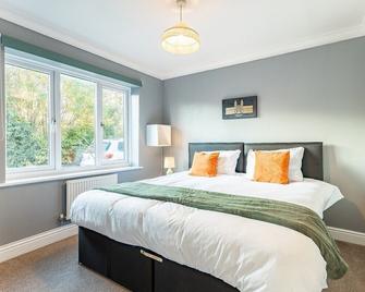 5 Bed House Heathrow Egham Virginia Water Sleeps 7 or Up To 8 If Sharing Beds, Mid To Long Term Bookings Welcome - Egham - Bedroom