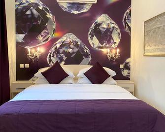 Shangri La Mansion - מוסטר