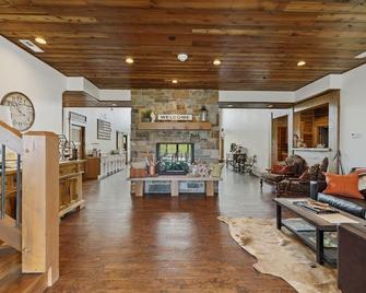 Mountain Lodge with Private CHEF that prepares all meals @ 80/person/day - Morgan - Living room