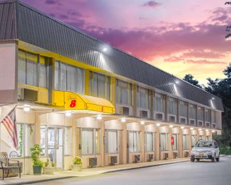 Super 8 by Wyndham Ashland - Ashland - Budova