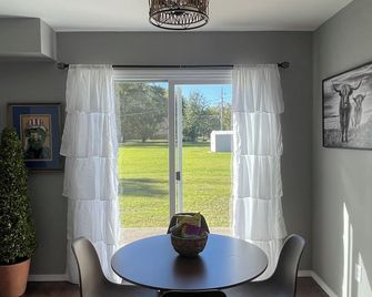 Enjoy easy access to everything from this centrally located place. - Dexter - Essbereich