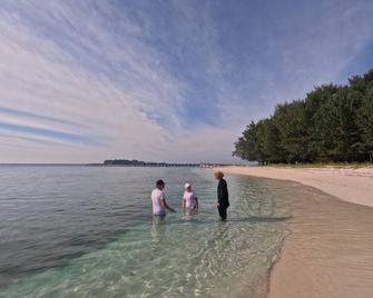 Arys Lagoon Bungalow & Hotel - Karimunjawa - Playa