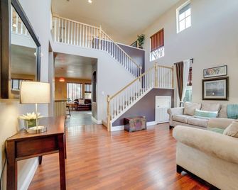 Mtns Await: Reno Escape w/ Yard & Pool Table! - Reno - Sala de estar