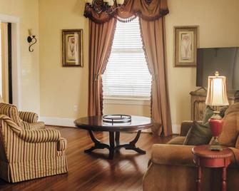 Grand Lux Inn - Tullahoma - Living room