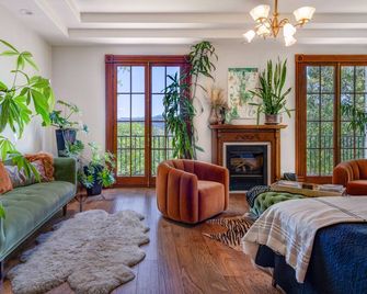 Chic Modern Victorian Farmhouse secluded yet 5 min from Downtown Nevada City - Nevada City - Obývací pokoj